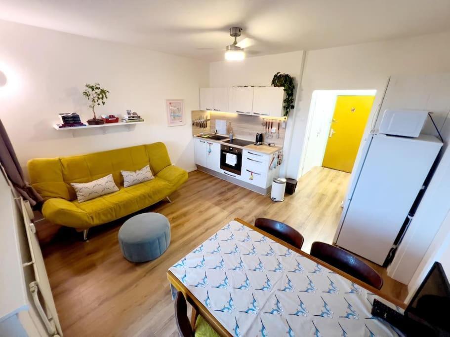 Yellow Sofa Bratislava Luaran gambar